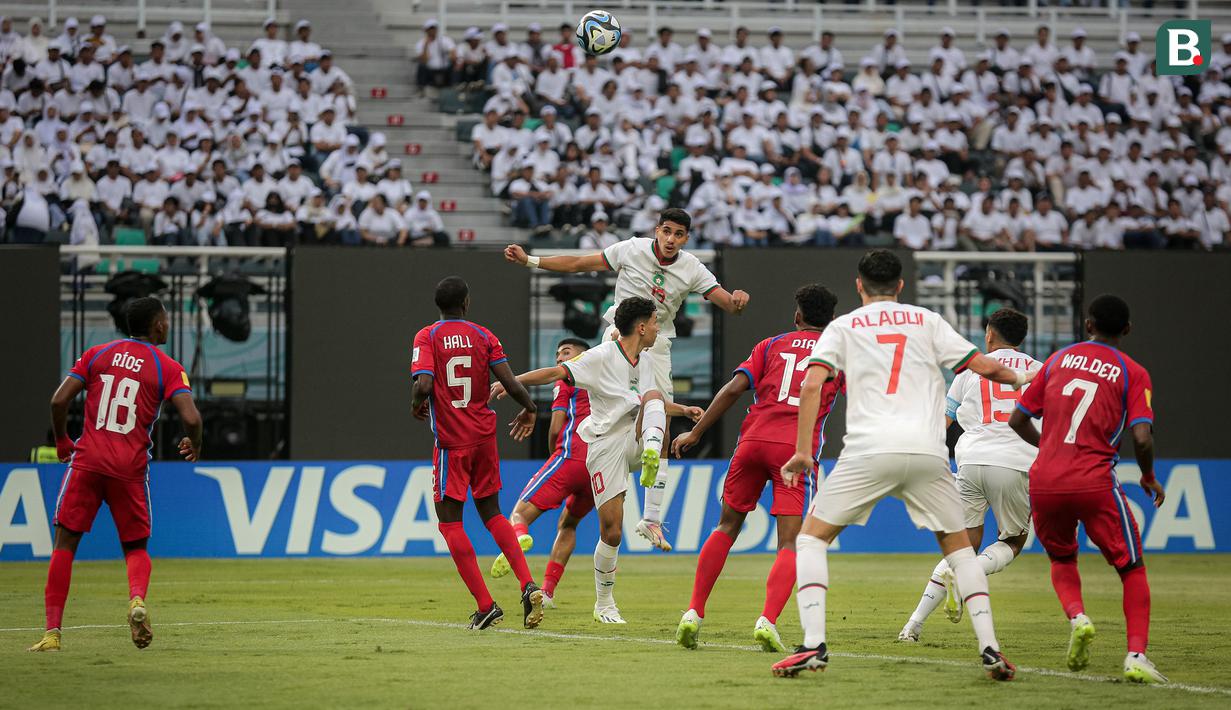 <p>Pemain Timnas Maroko U-17, Saifdine Chlagmmo (tengah atas) melompat untuk menyundul bola ke gawang Timnas Panama U-17 pada laga pembuka Piala Dunia U-17 2023 Grup A di Stadion Gelora Bung Tomo, Surabaya, Jumat (10/11/2023) WIB. (Bola.com/Bagaskara Lazuardi)</p>