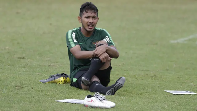 Pemain Timnas Indonesia U-23, Gian Zola, melakukan pendinginan saat latihan. (Bola.com/Vitalis Yogi Trisna)