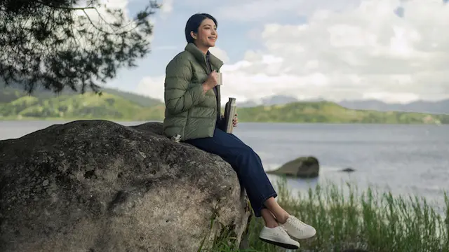 3 Outfit Penting yang Wajib Dibawa Saat Liburan di Musim Hujan