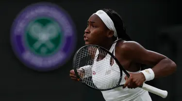 Petenis AS, Cori Gauff merayakan kemenangannya atas petenis Slovakia, Magdalena Rybarikova pada babak kedua Wimbledon di All England Lawn Tennis Club, London, Rabu (3/7/2019). Petenis muda AS berusia 15 tahun itu melaju ke babak ketiga setelah menaklukkan, Magdalena Rybarikova 6-3, 6-3. (Adrian DENN