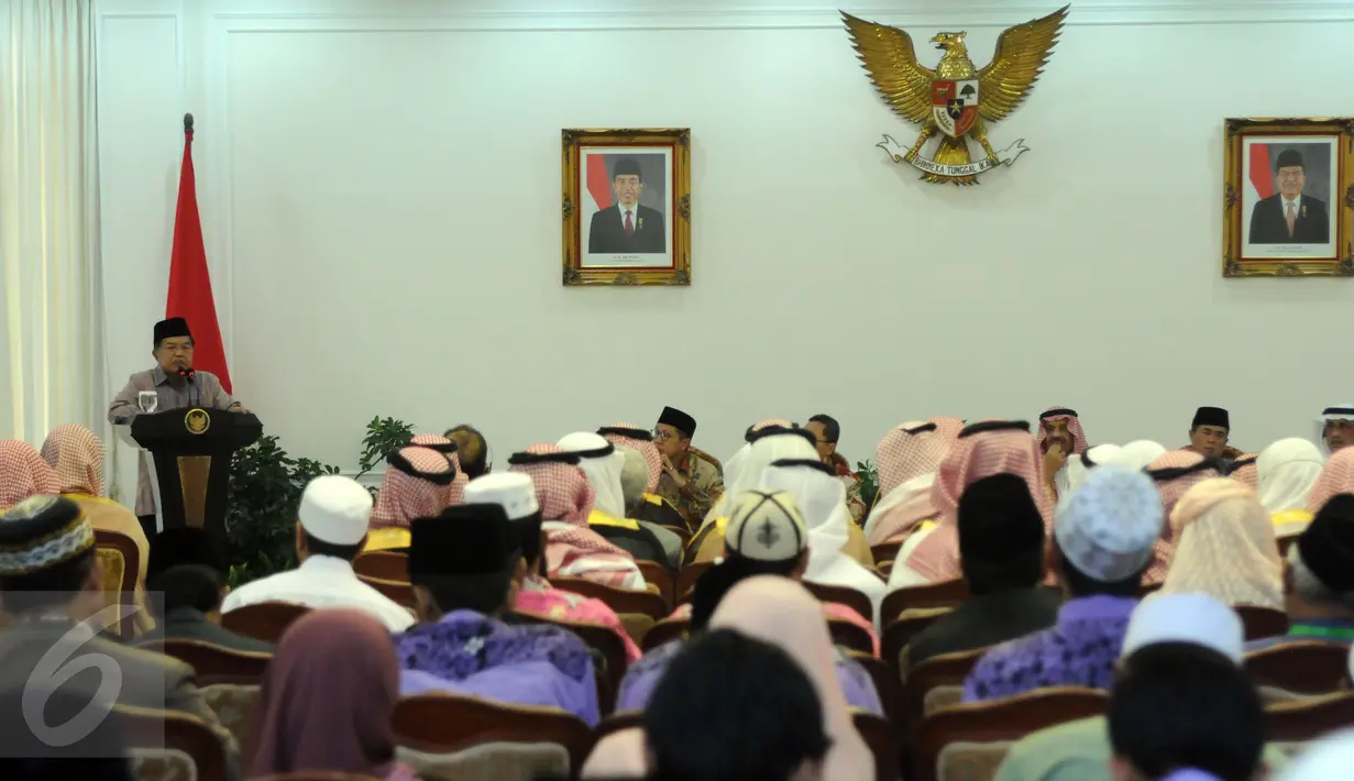 Suasana penutupan musabaqoh hafalan Al Quran dan Hadits di Istana Wakil Presiden, Jakarta, Kamis (21/4/2016). 150 peserta dari 25 negara mengikuti acara yang digelar di Masjid Istiqlal selama tiga hari. (Liputan6.com/Helmi Fithriansyah)