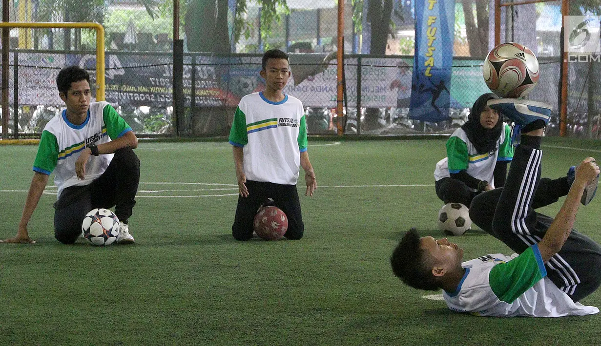 Pemain bola melakukan free style pada pembukaan Turnamen BPJS Futsal Challenge 2017 di Jakarta, Sabtu, (11/11). Turnamen ini digelar dalam rangka HUT BPJS ke 40 yang jatuh pada 5 Desember 2017. (Liputan6.com/Fery Pradolo)