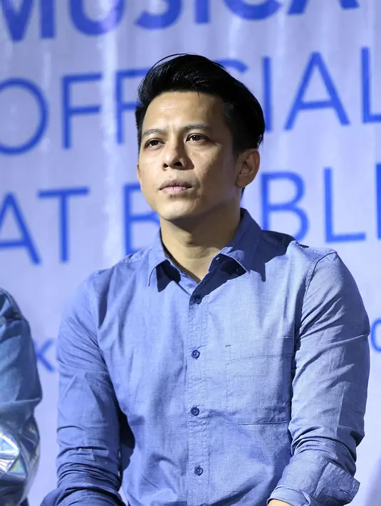 Saat mendekam dirumah tahanan, Kebon Waru Bandung, akibat kasus video asusila, Ariel dikabarkan meninggal dunia. Vakalis Noah itu dikabarkan meninggal dunia dalam kamar tahanan. Kabar itu beredar melalui pesan BBM. (Nurwahyunan/Bintang.com)