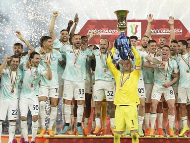 Kiper Inter Milan, Samir Handanovic, mengangkat tofi juara setelah memenangkan final Coppa Italia melawan Fiorentina di Stadion Olimpico, Kamis (25/5/2023). Inter berhasil meraih trofi ke-9 di Coppa Italia. (AFP/IsabellaBonotto)