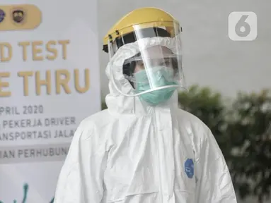 Tim medis berjaga saat Rapid Test Drive Thru di Kementerian Perhubungan, Jakarta, Senin (20/4/2020). Kementerian Perhubungan menggelar Rapid Test Drive Thru kepada pengemudi angkutan umum seperti taksi dan ojek online guna mencegah penyebaran virus Corona atau Covid-19. (merdeka.com/Iqbal S. Nugroho