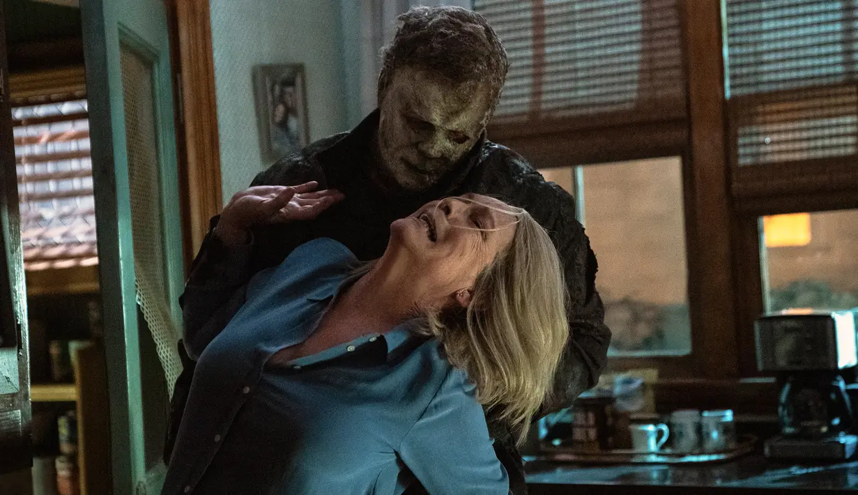 Gambar yang dirilis oleh Universal Pictures ini menunjukkan Jamie Lee Curtis dalam adegan film Halloween Ends. Usai pertemuan terakhirnya dengan Michael Myers, Laurie Strode tinggal bersama cucunya dan mulai mencoba untuk menyelesaikan memoarnya. Myers pun tidak pernah terlihat lagi dan bak hilang ditelan bumi. (Ryan Green/Universal Pictures via AP)