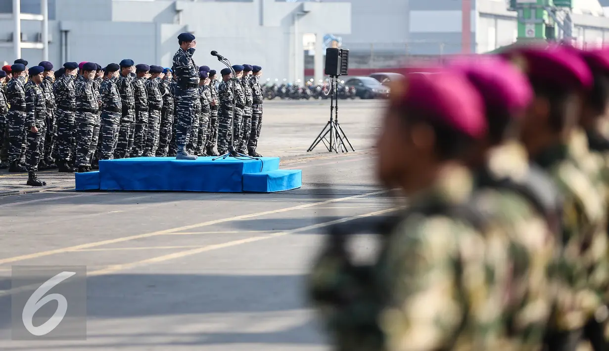 Kepala Staf Koarmabar Laksamana Pertama TNI Yudo Margono, S.E memimpin upacara pelepasan dalam rangka mendukung pengamanan Konferensi Tingkat Tinggi  (KTT) World Islamic Economic Forum (WIEF) yang ke-12 di Jakarta, (29/7). (Liputan6.com/Faizal Fanani)