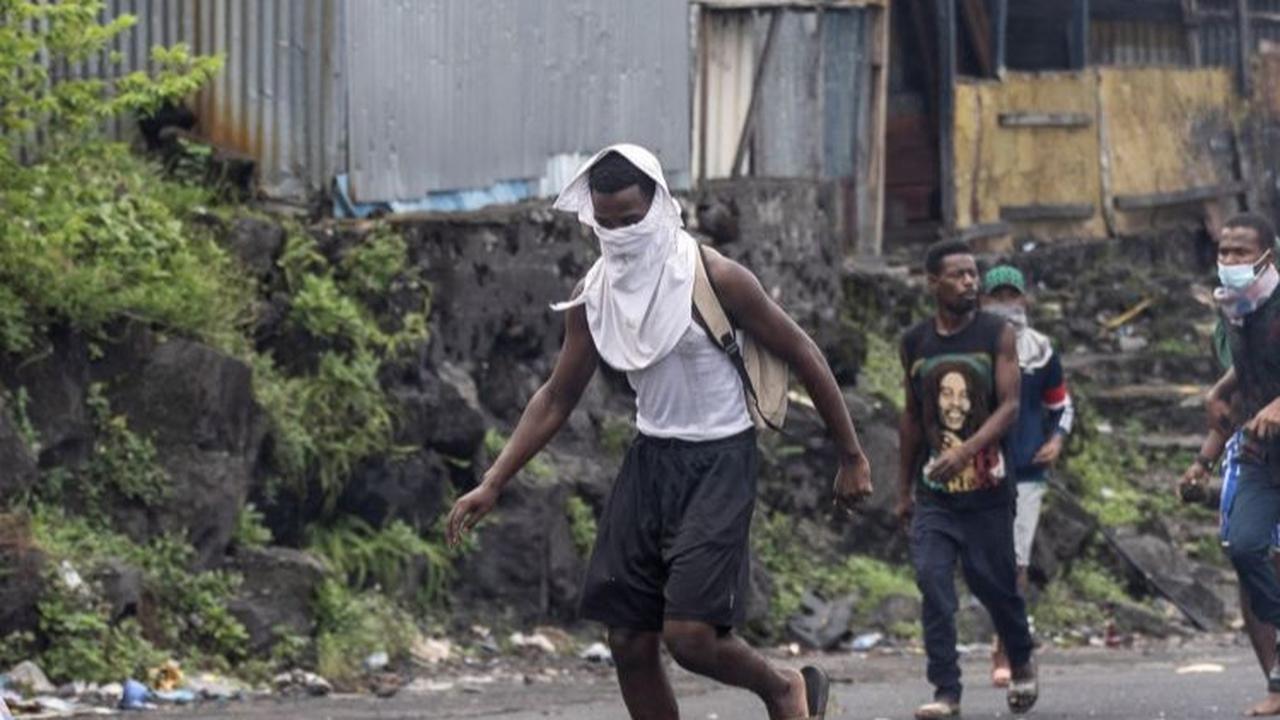 FOTO: Hasil Pemilihan Presiden di Komoro Berubah Jadi Mencekam, Blokade Jalan hingga Batu-Batu Melayang Bikin Situasi Makin Tegang