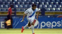 Penyerang Guatemala, Carlos Ruiz memperlihatkan kegembiraan usai mencetak gol ke gawang St Vincent&The Grenadines, pada laga lanjutan Kualifikasi Piala Dunia 2018 zona Concacaf, Rabu (7/9/2016), di Stadion Doroteo Guamuch. Ruiz mencetak lima gol.  (AFP/Jo