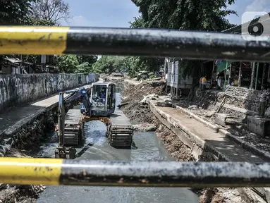 Petugas Sudin SDA Jakarta Pusat menggunakan alat berat saat pengerukan lumpur di Kali Sentiong, Kecamatan Johar Baru, Rabu (22/9/2021). Pengerukan lumpur ini merupakan bagian dari program normalisasi guna memperdalam aliran Kali Sentiong. (merdeka.com/Iqbal S. Nugroho)