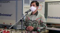 Wakil Menteri Kesehatan RI Dante Saksono Harbuwono sambut kedatangan vaksin COVID-19 Sinovac tahap kelima di Bandara Soekarno-Hatta, Tangerang pada 2 Maret 2021. (Dok Kementerian Kesehatan RI)