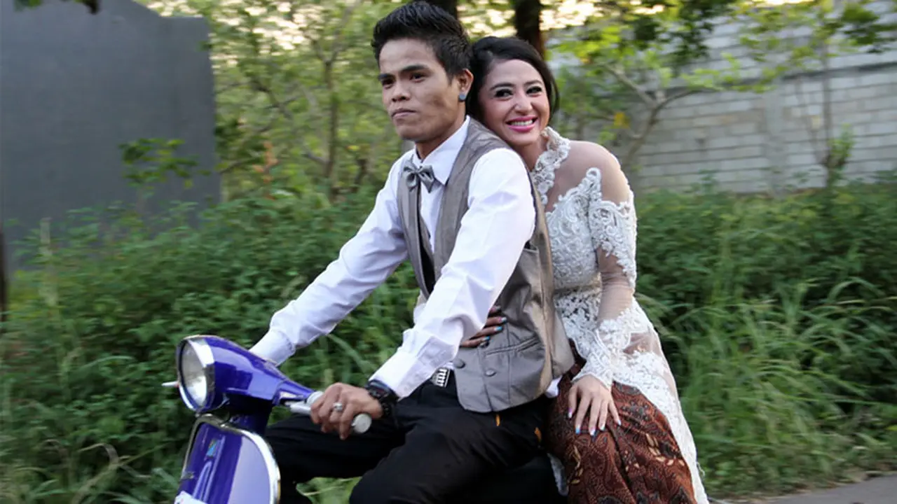 Dipolisikan 'Suami', Dewi Perssik Malah Mesra dengan Cowok Lain