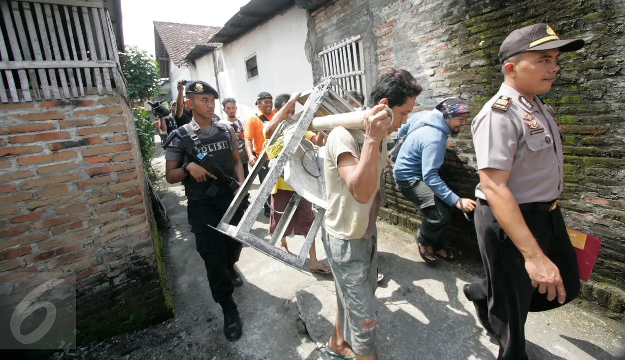 Sejumlah pekerja membawa barang bukti alat pembuatan mie berformalin di Panggungharjo ,Sewon ,Bantul,Yogyakarta, (10/8). Pabrik mie beromzet terbesar di Yogyakarta ditutup sementara karena tebukti menggunakan zat berformalin. (Boy Harjanto)