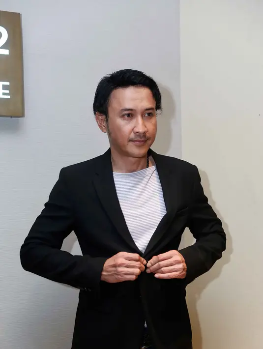 "Tentunya pengen banget, impian banget tapi butuh perjuangan dan butuh antusias yang terus. Saya aja ga hafidz Alquran. Ada guru agama sih. Kalau saya mencontohkan beribadah dan mencontohkan dengan baik," ucap Agus.  (Nurwahyunan/Bintang.com)