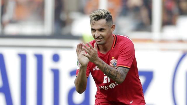 Striker Persija Jakarta, Silvio Escobar, bertepuk tangan saat melawan Becamex Binh Duong pada laga Piala AFC. (Bola.com/M. Iqbal Ichsan)