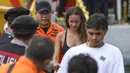 Warga negara asing turun dari kapal pencarian dan penyelamatan di Pelabuhan Lembar, Lombok Barat, Rabu, 12 Agustus 2026. (AFP)