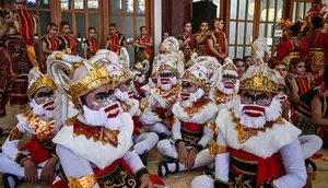 Kemeriahan Festival Remo Yosakoi di Surabaya