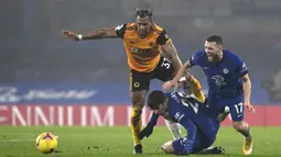 Gelandang Wolverhampton Wanderers, Adama Traore (kiri) berebut bola dengan dua pemain Chelsea, Kai Havertz (tengah) dan Mateo Kovacic dalam laga lanjutan Liga Inggris 2020/21 pekan ke-20 di Stamford Bridge, Rabu (27/1/2021). Wolverhampton bermain imbang 0-0 dengan Chelsea. (Pool via AP/Neil Hall)