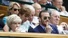 Mantan pemain Manchester United, David Beckham, bersama ibunya, Sandra West menyaksikan pertandingan turnamen tenis Wimbledon hari kelima di London Inggris, (7/7/2017). (EPA/Peter Klaunzer)
