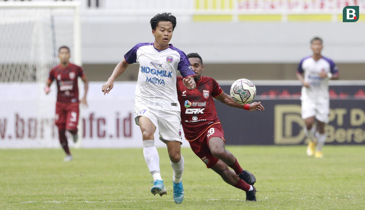 Pemain Persita Tangerang, Edo Febriansyah, menghalangi pergerakan pemain Borneo FC, Terens Puhiri pada laga BRI Liga 1 di Stadion Pakansari, Bogor, Sabtu (10/2/2021). (Bola.com/M Iqbal Ichsan)