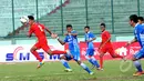 Timnas U19 Indonesia melakoni laga uji coba melawan Persib Bandung U21 di Stadion Siliwangi, Bandung, Rabu (25/2/2015). Timnas U19 Indonesia menang 2-0 atas Persib U21. (Liputan6.com/Faisal R Syam)
