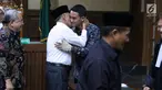 Gubernur nonaktif Jambi, Zumi Zola dipeluk salah satu saksi saat sidang lanjutan dugaan gratifikasi dan suap di Pengadilan Tipikor Jakarta, Senin (17/9). Sidang menghadirkan 8 orang saksi dari unsur PNS dan DPRD Jambi. (Liputan6.com/Helmi Fithriansyah)