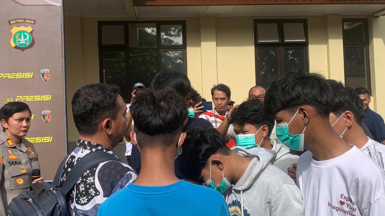 14 pelajar di pesanggrahan ditangkap cium tangan orang tua