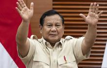 Momen Ajudan Rizky Irmansyah Gercep Pasang Badan usai Lihat Presiden Prabowo Subianto Turuni Anak Tangga, Disebut Rebutan sama Seskab