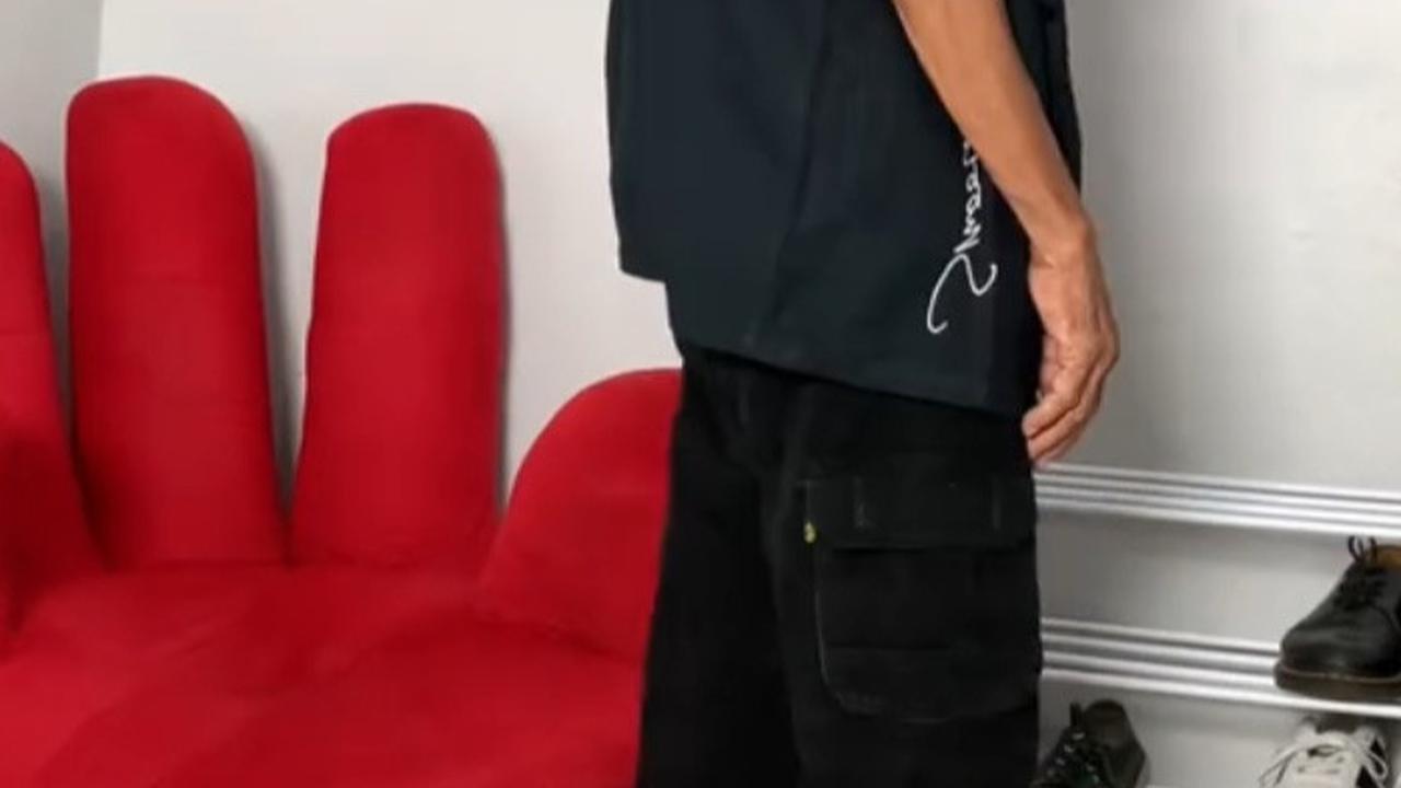Cukup simple, kakek ini memadukan celana hitam dan kemeja lengan pendek berwarna senada sebagai outer. Ia kemudian berlenggok kecil layaknya model profesional.