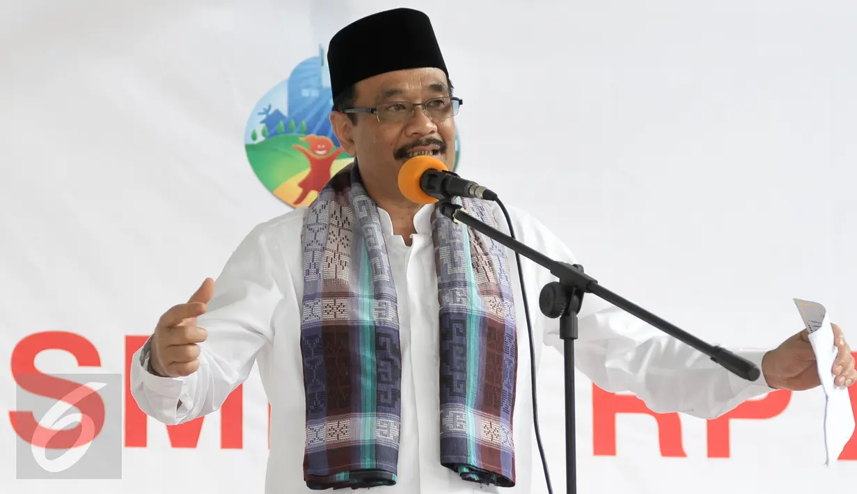 Wakil Gubernur (Wagub) DKI Jakarta, Djarot Saiful Hidayat memberikan kata sambutan saat peresmian Ruang Publik Terpadu Ramah Anak (RPTRA) Pola Pinang, Pondok Labu, Jakarta Selatan, Kamis (13/10). (Liputan6.com/Yoppy Renato)