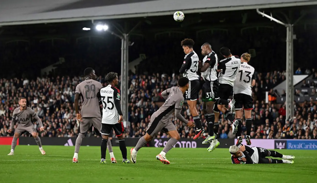 Tottenham Hotspur tersingkir dari Piala Liga Inggris atau Carabao Cup setelah dikalahkan sesama tim Premier League, Fulham. (Glyn KIRK/AFP)
