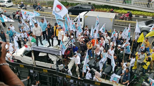 Pendukung pasangan calon (paslon) gubernur dan wakil gubernur nomor urut 03 Ridwan Kamil-Suswono melakukan aksi unjuk rasa di depan Gedung Komisi Pemilihan Umum (KPU) Jakarta, Senin (2/11/2024). Mereka menyerukan pilkada putaran kedua.