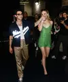 Kabar mengejutkan datang dari pasangan suami-istri Joe Jonas dan Sophie Turner yang akan bercerai. Joe Jonas dan Sophie Turner resmi menikah 2 tahun lalu dan dianggap couple goals impian paling sempurna. Di foto ini, Sophie yang tampil dengan mini sequin dress hijau, menggandeng dan mencium tangan Joe Jonas yang mengenakan inner putih ditumpuk kaus bermotif tulisan dan celana berwarna beige. [Foto: Instagram/sophiet]