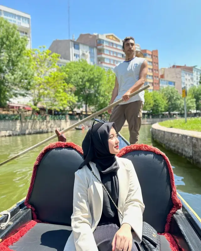 7 Potret Kamila Asy Syifa, istri Gus Zizan yang stylish dan traveler