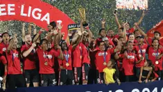 Para pemain Bali United merayakan gelar juara Liga 1 2019 di Stadion Kapten I Wayan Dipta, Bali, Minggu (22/12). Bali berada di peringkat satu dengan meraih 64 poin. (Bola.com/Aditya Wany)