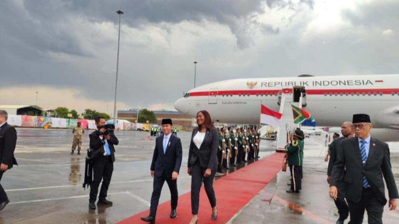 VIDEO: Reaksi Wapres Gibran Turun Pesawat Dikejutkan 3 Pria Beri Tarian Spesial di Afrika Selatan