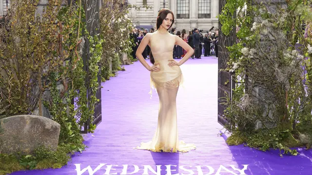 Gaya Dark Beauty Jenna Ortega Saat Hadiri Premiere Wednesday Season 2