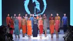 Oscar Lawalata (tengah) bersama model yang mengenakan gaun rancangannya di Jakarta Fashion and Food Festival 2015, Jakarta, Senin (25/5/2015). Koleksi terbaru dari Oscar terdiri dari 40 karya dengan tema "MY NAME IS ASIA".  (Liputan6.com/Herman Zakharia)
