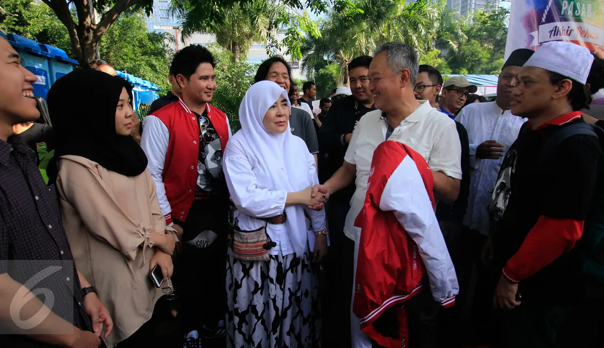 Pedagang menjual barang boneka khas betawi pada Pasar Akhir Pekan di kawasan SCBD Jakarta, Sabtu (29/10). Selain meyajikan wisata kuliner dan aneka dagangan, pasar ini  juga menyajikan berbagai kegiatan hidup sehat. (Liputan6.com/Angga Yuniar)