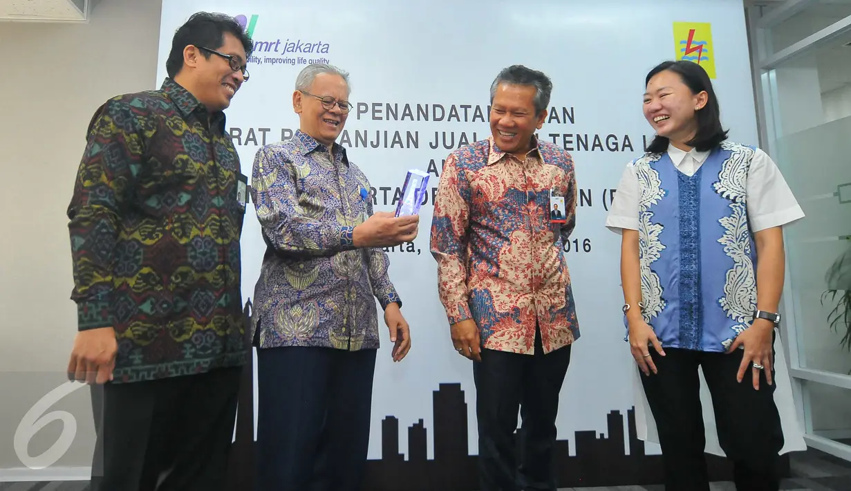 GM Distribusi Jakarta Raya PLN Syamsul Huda, Komisaris Utama MRT Jakarta Erry Riyana Hardjapamekas, Kadiv Operasi Regional Jawa bagian barat PLN Nyoman Astawa dan Silvia Halim usai melakukan kerjasama, Jakarta, Rabu (21/12). (Liputan6.com/Angga Yuniar)