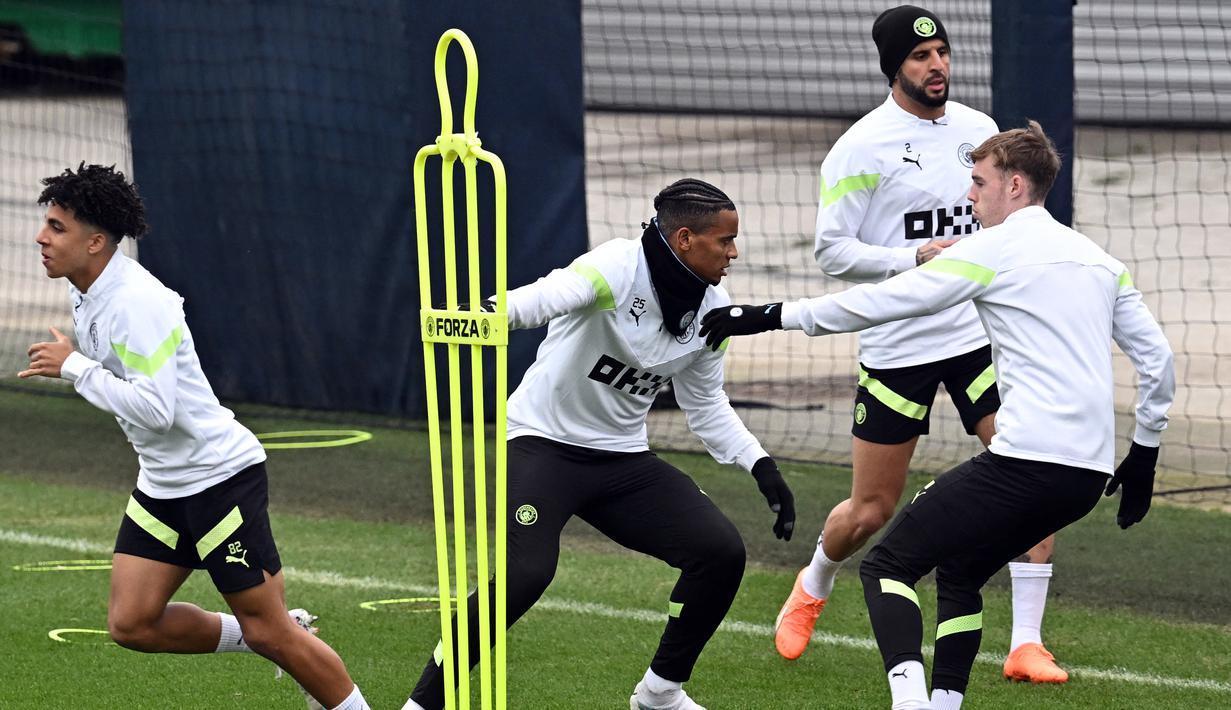 Para pemain Manchester City menjalani sesi latihan tim di tempat latihan Manchester City di Manchester, Inggris, 21 Februari 2023. Manchester City akan menghadapi RB Leipzig pada pertandingan sepak bola babak 16 besar Liga Champions. (Paul ELLIS/AFP)