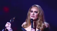 Adele menerima penghargaan Artist of the Year pada BRIT Awards 2022 di London, Inggris, 8 Februari 2022. Dalam kategori Artist of the Year pada BRIT Awards 2022, Adele mengalahkan sejumlah nama lain seperti Dave, Ed Sheeran, Little Simz, Coldplay, dan Sam Fender. (Photo by Joel C Ryan/Invision/AP)