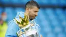 Striker Manchester City, Sergio Aguero, mengangkat trofi usai menjuarai laga Liga Inggris di Stadion Etihad, Minggu (24/5/2021). City menang dengan skor 5-0. (Dave Thompson/Pool/AFP)