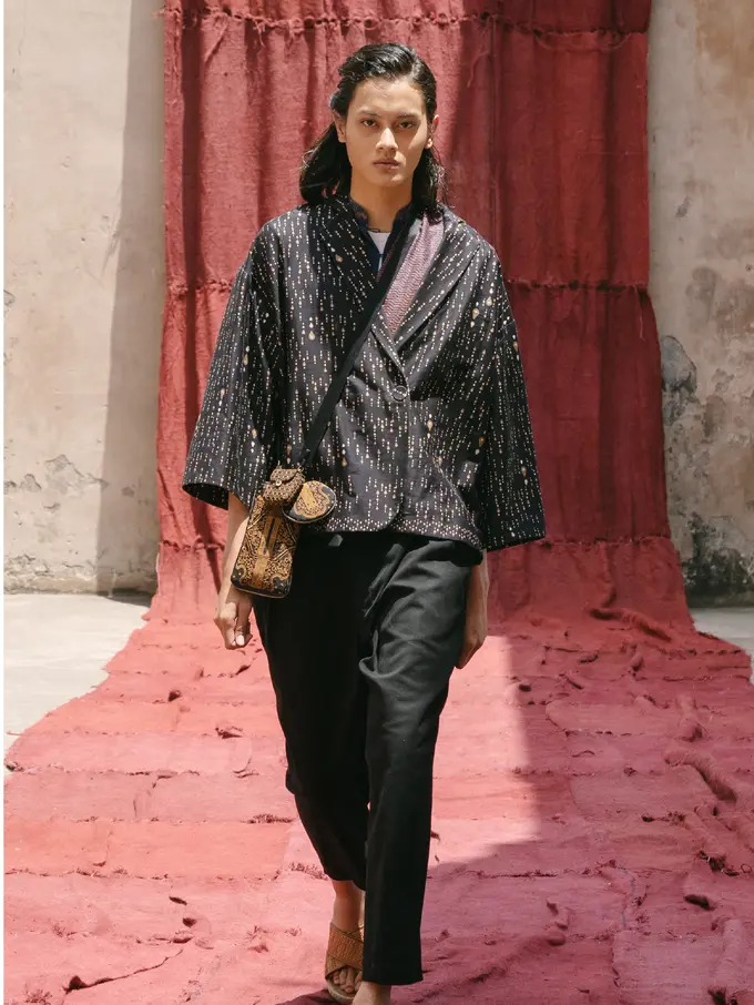 Visualisasi Sabung Ayam untuk Keagamaan dalam Koleksi Sapto Djojokartiko Spring/Summer 2021