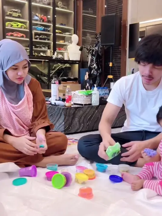 <p>Setelah sarapan, Aurel dan Atta pun menyempatkan bermain dengan Ameena. Tampak Ameena sedang bermain slime. [Foto: instagram.com/aurelie.hermansyah]</p>