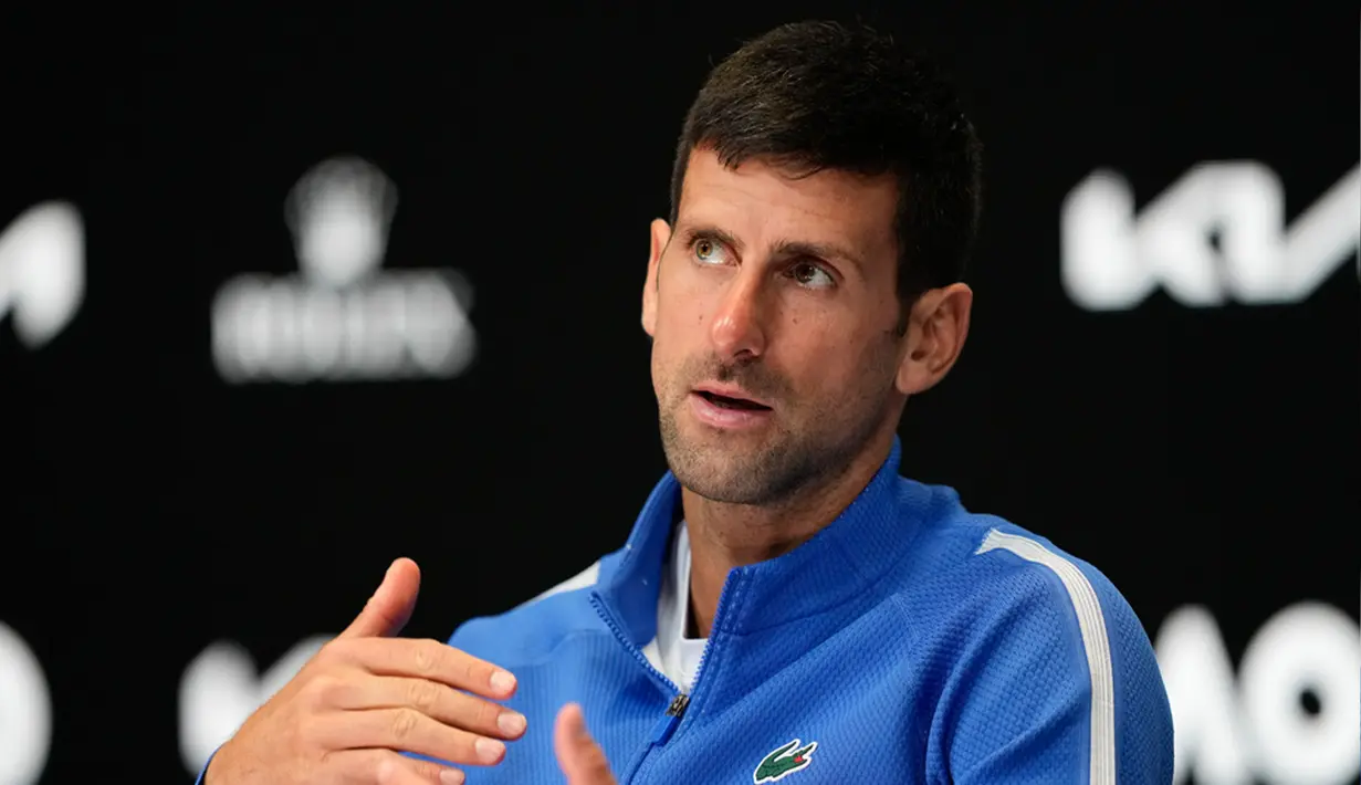 Setelah didominasi Sinner pada dua set pertama, Djokovic akhirnya berhasil meraih kemenangan pada set ketiga. Petenis berusia 36 tahun itu menyelamatkan match point Sinner di tie-break untuk memaksakan set keempat. (AP Photo/Louise Delmotte)