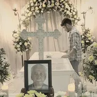 Giorgino Abraham berdiri di atas peti jenazah sang kakek. Ia begitu kehilangan orang yang dicintainya. (Instagram @giorgino_abraham)