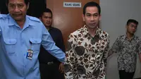 Suami Wali Kota Tangerang Selatan Airin Rachmi Diany itu menimpakan kesalahan kepada calon Bupati-Wakil Bupati Lebak, Amir Hamzah-Kasmin (Liputan6.com/Herman Zakharia).