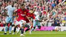 Pemain MU, Bruno Fernandes (dua kiri), menendang bola dari titik penalti yang membuahkan gol dalam pertandingan pekan ketiga Liga Inggris 2023/2024 melawan Nottingham Forrest yang berlangsung di Old Trafford, Manchester, Inggris, Sabtu (26/8/2023). (AP Photo/Jon Super)