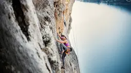 Pendaki asal AS, Sasha DiGiulian berusaha menapaki tebing di Pulau Kalymnos, Yunani, 9 November 2017. Wanita 25 tahun ini sebelumnya berhasil menaklukkan puncak Mora Mora di Madagaskar setinggi 700 meter. (Alex Grymanis/Red Bull Content Pool via AP)
